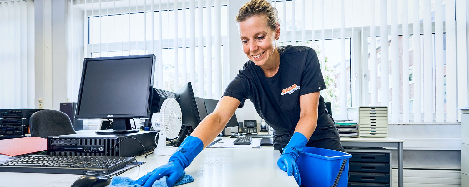 Gallas-Mitarbeiterin bei der Reinigung eines Büros